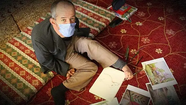 47 yaşındaki engelli tek ayağıyla sağlıkçıların resimlerini çizdi