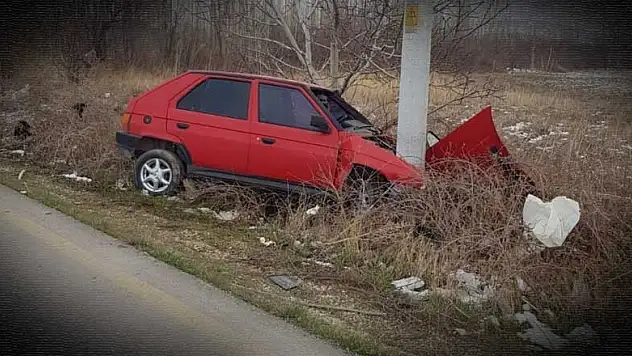 Sürücüsünün direksiyon hakimiyetini kaybettiği otomobil beton direğe çarptı