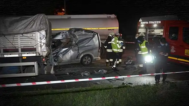 Tırın dorsesine çarpan minibüsün sürücüsü hayatını kaybetti