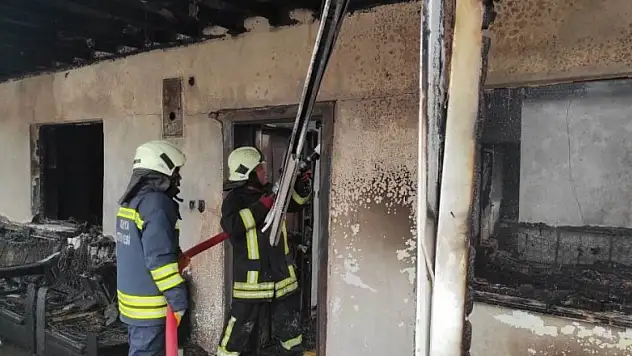 Konya'da nasıl çıktığı bilinmeyen yangın müstakil evi kullanılamaz hale getirdi