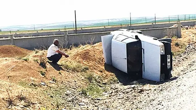 Konya'da devrilen otomobilin sürücüsü kazadan yara almadan kurtuldu