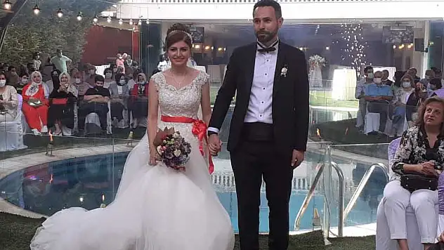 Akdoğan ve Eliaçık ailelerinin mutlu günü! Berrak ve Murat dünya evine girdi