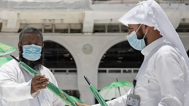 Mescid-i Haram'da ibadet edenlere ve işçilere 12 bin şemsiye dağıtıldı