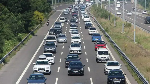 Bayram tatili için memleketlerine gidenler TEM otoyolunu kilitledi