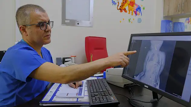 6 aylık bebeğin hayatını saniyeler kurtardı: Boğazından kumanda pili çıktı