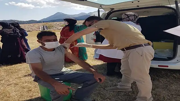 Derebucak'ta mevsimlik tarım işçileri çadırlarında aşılandı