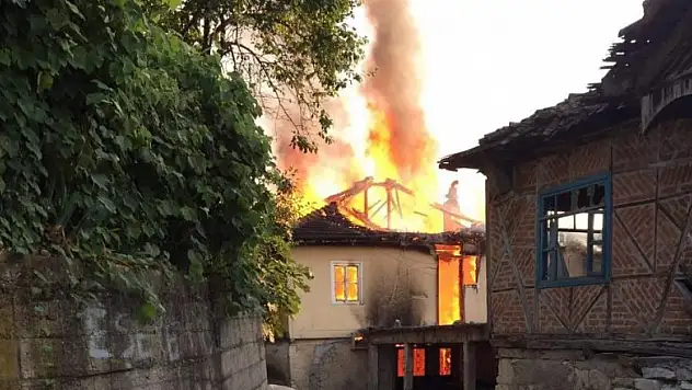 2 katlı ahşap ev alevlere teslim oldu