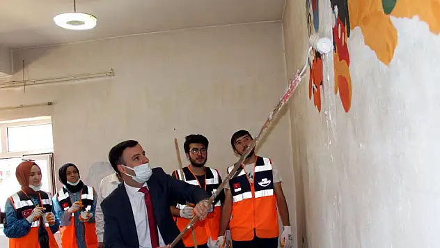 AFAD Gönüllüleri Derbent'te okul boyadı