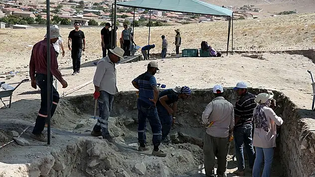 Konya'da Savatra Antik Kenti'nde tiyatro gün yüzüne çıkarılıyor
