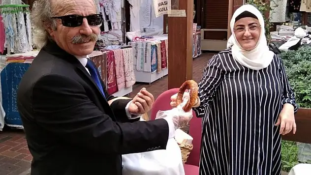 İş adamı gibi giyinip çarşıda sepetle simit satıyor