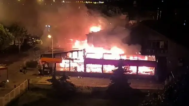 2 kişinin öldürüldüğü bar gece yakıldı