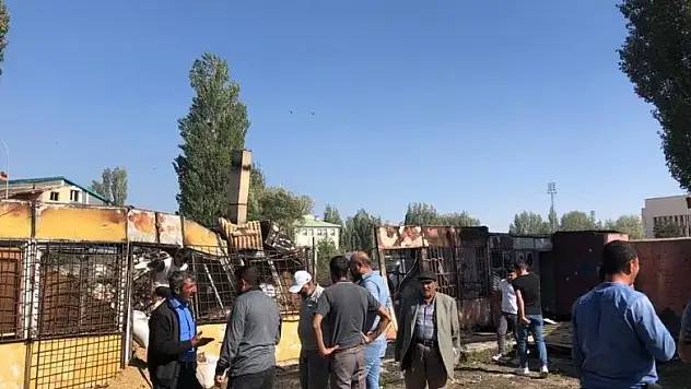 Pasinler'de korkutan yangın: 12 dükkan kullanılamaz hale geldi