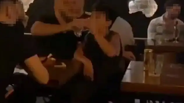 Küçük yaştaki çocuğa hem alkol hem nargile içirdiler