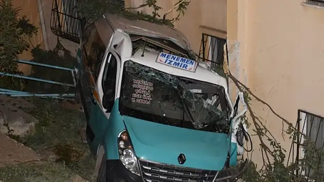 Düğüne giden minibüs apartman bahçesine düştü: 20 yaralı