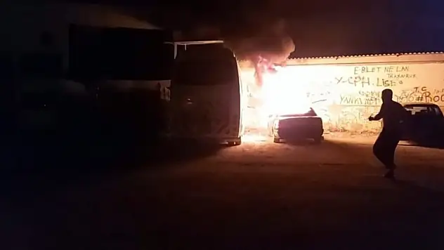 Minibüsün ardından bu kez otomobili ateşe verdi
