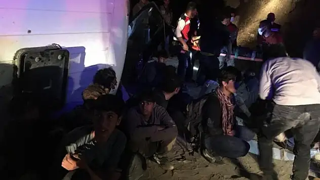 Kaçak mülteci taşıyan minibüs devrildi: 3'ü ağır, 9 yaralı