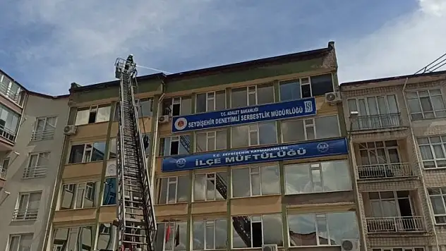 Konya'da 5 katlı binanın çatısında çıkan yangın büyümeden söndürüldü