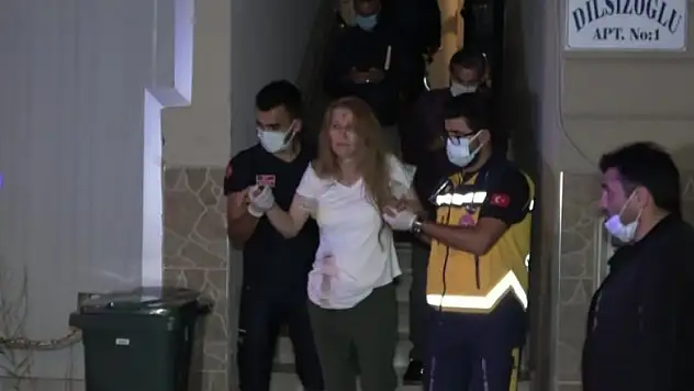 Kocasını beklerken dehşeti yaşadı...Hırsız önce kafasını kapıya vurdu sonra da bıçakladı