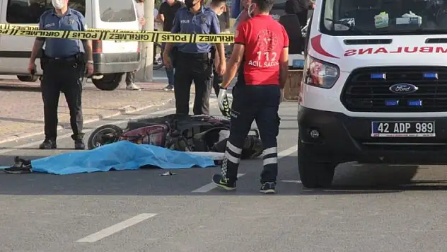 Konya'da devrilen akülü motosikletteki yolcuya kamyonet çarptı: 1 ölü