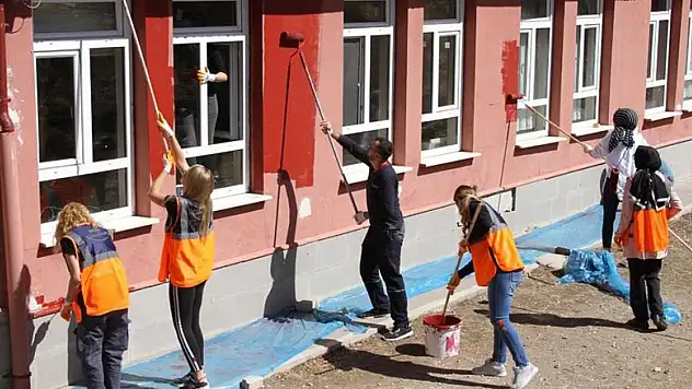 Konya AFAD gönüllüleri okul boyadı