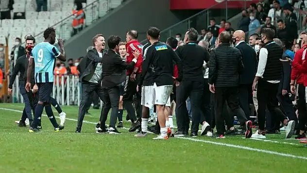 Maç bitti saha kenarı karıştı!