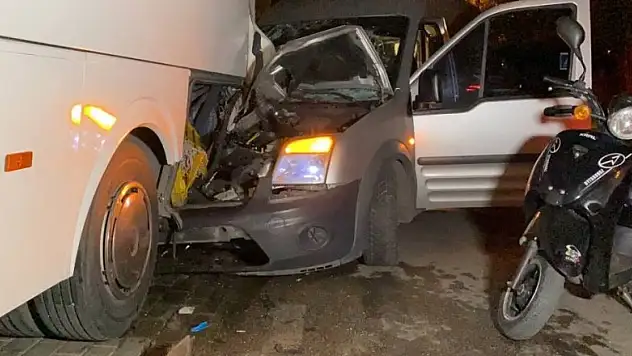 Kontrolden çıkan otomobil park halindeki otobüse arkadan çarptı: 1 ağır, 3 yaralı