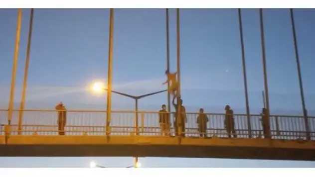 Sevgilisi terk ettiği için otoyol köprüsünden atladı