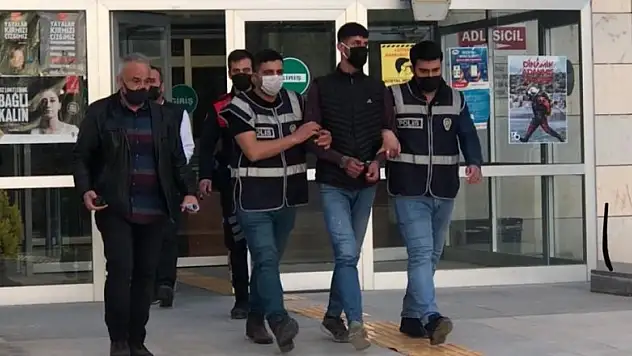 Kız arkadaşını 10 bıçak darbesiyle öldürmüştü, ilk sözleri 'İstemeden yaptım' oldu