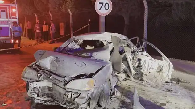 Beton bariyerlere çarpan otomobil alev aldı: 1 ölü, 1'i ağır 3 yaralı