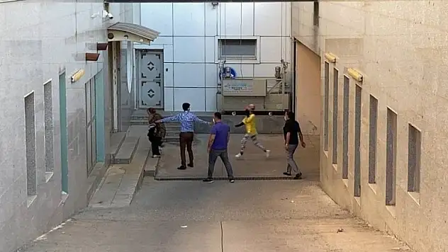 Bebeği canlı canlı gömmeye çalışan anne ve anneannenin şaşırtan ifadesi