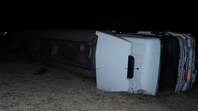 Muradiye'de sürücüsünün direksiyon hakimiyetini kaybettiği tır tarlaya uçtu