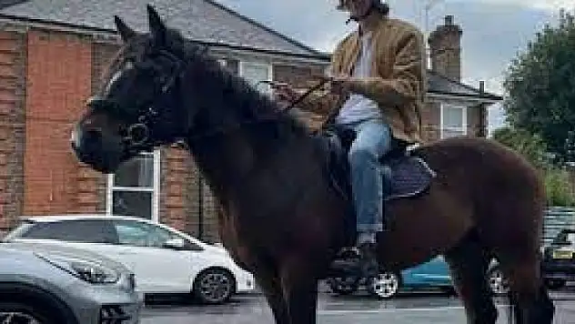 Benzin krizinin fotoğrafı! Benzin almaya atla geldi