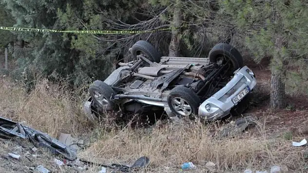 Hurdaya dönen otomobilden ağır yaralı çıkarılan sürücü hastane yolunda hayatını kaybetti