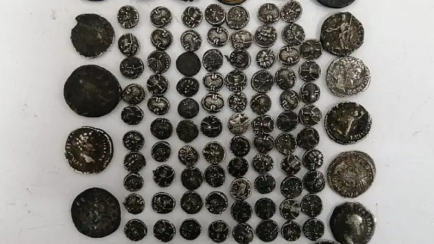 Yolcunun üzerinde Roma dönemine ait 102 adet gümüş sikke ele geçirildi