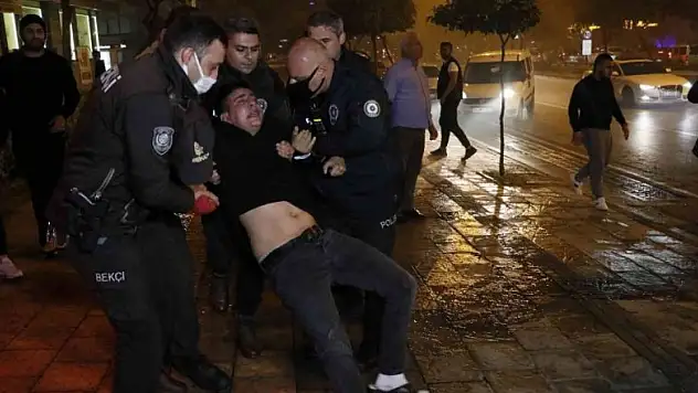 Sinir krizi geçiren genç oturduğu evi ateşe verdi, balkona çıkıp sigara içti