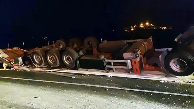 Refüje çarpan tır yan yattı: 1 ölü