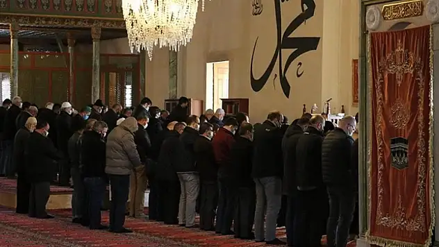 Camilerde normal saf düzeninde namaz kılınmaya başlandı