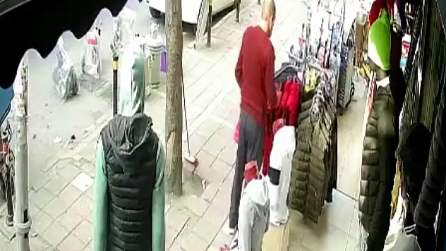 Beğendiği yeleği önce denedi, sonra çaldı