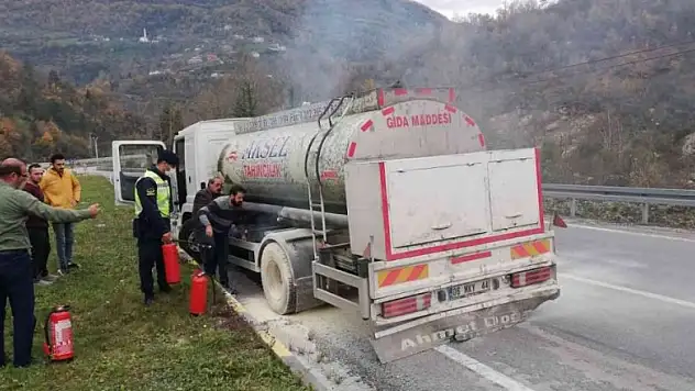 Lastiği alev alan tankeri yanmaktan jandarma ekipleri kurtardı