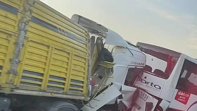Otobüs ve tırların karıştığı zincirleme kazada 1 kişi öldü, 4 kişi yaralandı