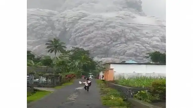 Endonezya'da Semeru Yanardağı'nda patlama