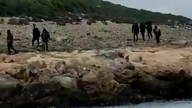 Yunanistan unsurlarınca denize atılan 8 düzensiz göçmen kurtarıldı