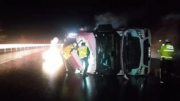 Sıvı tarım maddesi taşıyan tır devrildi: 1 yaralı