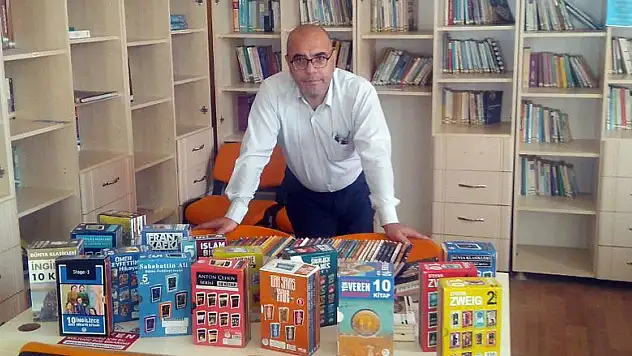 Şahin ikibin tane eseri okuluna kazandırdı