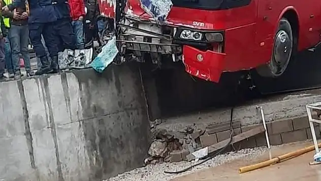 İşçi servisleri kafa kafaya çarpıştı