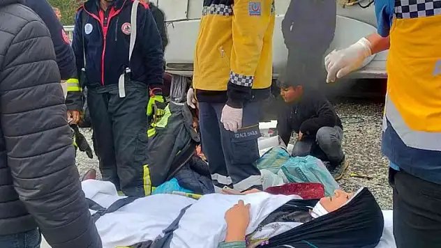 Midibüsün devrildiği kazada 3'ü ağır 12 kişi yaralandı