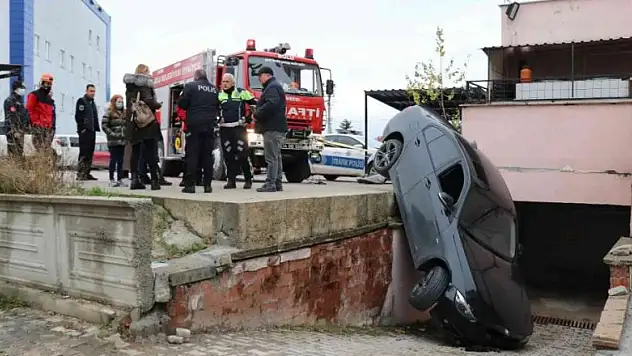 Otoparkın çıkışını şaşıran sürücü 2,5 metreden aşağı düştü