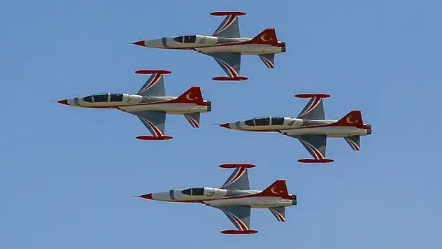 'Türk Yıldızları' nefesleri kesti! Bir ilk olarak tarihe geçtiler