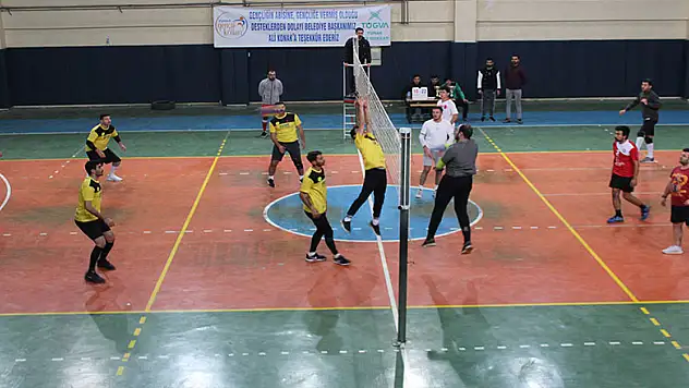Yunak'ta düzenlenen voleybol turnuvası sona erdi