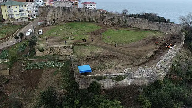 900 yıllık tarihi kalede kafatası olmayan iskelet bulundu